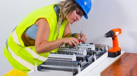 Rechtlich sicher elektrotechnische Arbeiten übertragen
