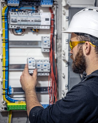 Welche Arbeiten darf eine Elektrofachkraft für festgelegte Tätigkeiten eigenverantwortlich ausführen?
