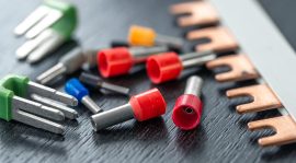 Welche Weiterbildungsangebote stehen einer Elektrofachkraft über die Unterweisung hinaus zur Auswahl?