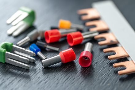Welche Weiterbildungsangebote stehen einer Elektrofachkraft über die Unterweisung hinaus zur Auswahl?