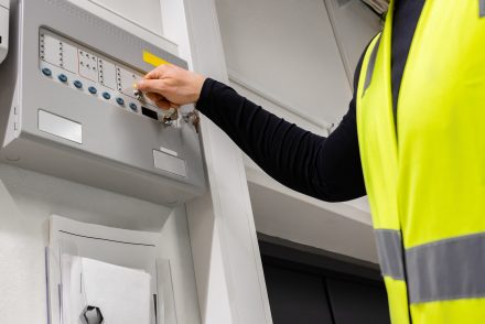 Wie lange ist die Ausbildung zur Elektrofachkraft für festgelegte Tätigkeiten gültig?